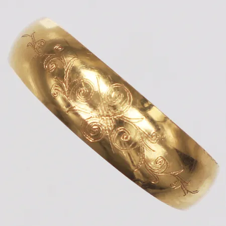 Ring med mönsterdekor, stl 17¾, bredd 3-5,8mm, skev skena, 18K Vikt: 1,3 g