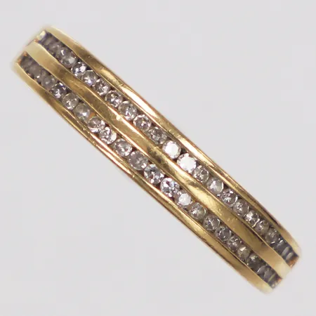 Ring, diamanter 50x ca 0,005ct, stl 16¾, bredd 1,7-3,9mm, skev skena, gravyr, 18K Vikt: 3 g