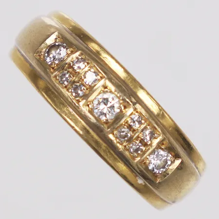 Ring, diamanter 3 x ca0,05ct + 8 x ca0,01ct, stl 17¼, bredd 5-7mm, gravyr, 18K  Vikt: 7 g