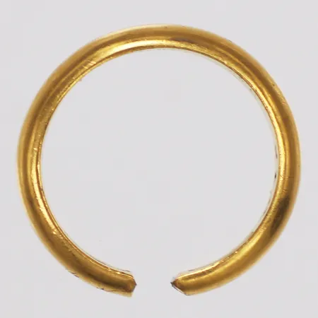 Ring, stl 17, bredd 4,8mm, defekt avklippt skena, 21K  Vikt: 3,6 g