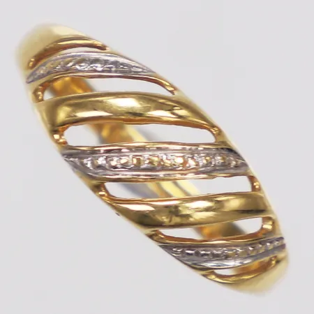 Ring, stl 16½, bredd 1,8-6,7mm, italienska stämplar, genombrutet mönster, vitguldsdetaljer, 18K  Vikt: 1,7 g
