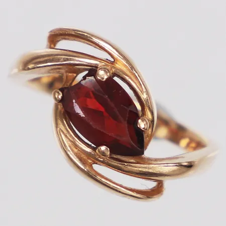 Ring, röd sten, stl 15¾, bredd 1,8-9mm, roséfärgad, 14K  Vikt: 3,4 g