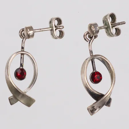 Ett par örhängen, röda stenar, 27mm, silver Vikt: 2,9 g