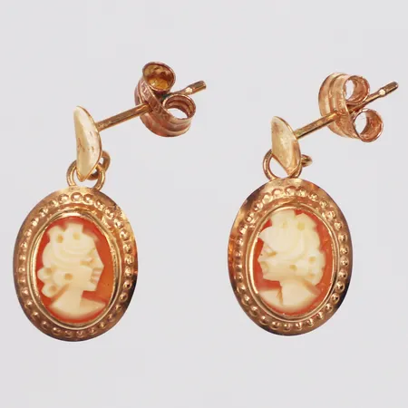 Ett par örhängen, camé, 17mm, 18K  Vikt: 1,4 g