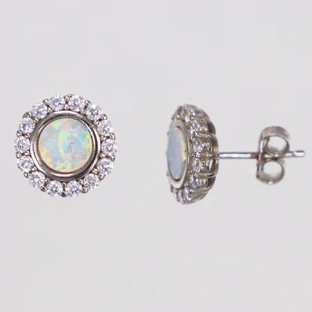 Ett par örhängen, opaler, vita stenar, 10mm, 925/1000 silver Vikt: 3 g