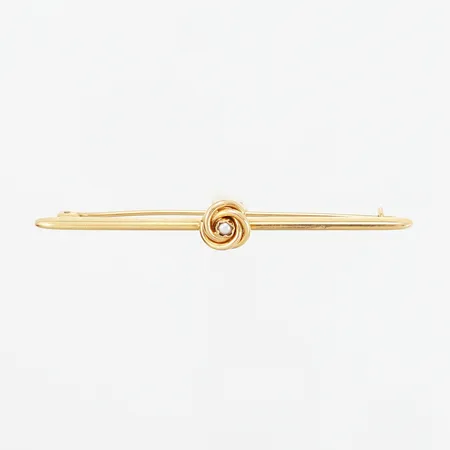 Brosch 60mm, bredd: 2-7,9mm, odlad pärla Ø2mm, 18K  Vikt: 2,3 g