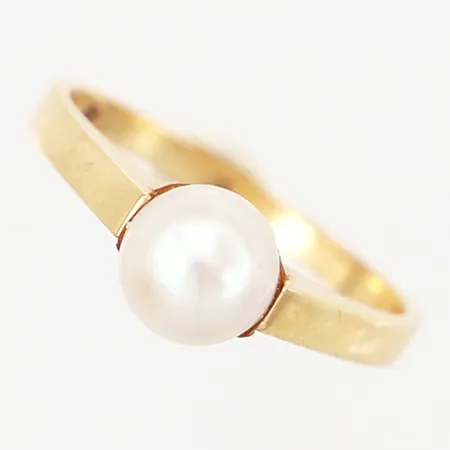 Ring stl 15¼, odlad pärla Ø6,2mm, skenans bredd:1,5-2,3mm, 18K  Vikt: 2,4 g