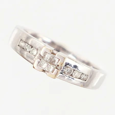 Ring vitguld, med 10 diamanter, ca 0,01-0,02ct, stl 16¾,  bredd: 2,2-4,7mm, 18K  Vikt: 4,9 g