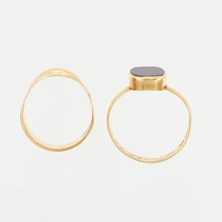 Klackring med svart sten, stl 17, Lillfingerring stl15¼, gravyrer, skeva, 18K  Vikt: 4,7 g