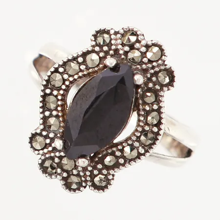 Ring med svart sten och markasiter, stl 17½, bredd: 2,9-28mm, silver 925/1000 Vikt: 5 g