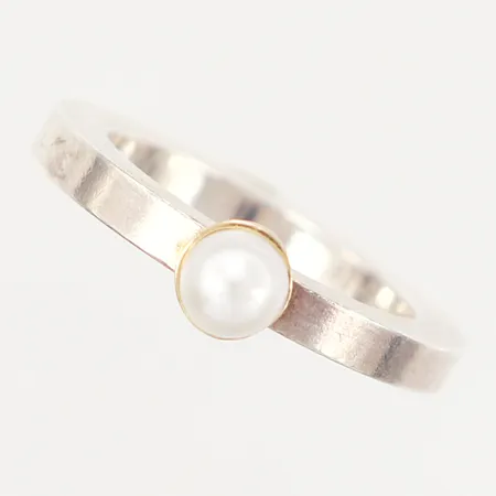 Ring, odlad pärla Ø5,1mm, fattad i 14K guld, stl14¼, skenans bredd: 3,1mm, design Fritz Heiring Sörensen,  silver 925/1000 Vikt: 5,9 g