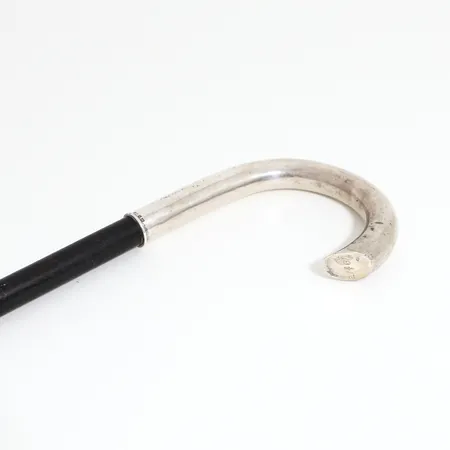 Käpp med silverhandtag 830/1000, 86cm, Petterssons Eftr Juvelerar Ab 1913, gravyr, slitage samt bucklor.  Vikt: 0 g