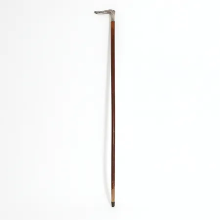 Käpp med silverpläterat handtag, 90cm, ostabil, möjlig invändig träspricka, gravyr. Skickas med postpaket.