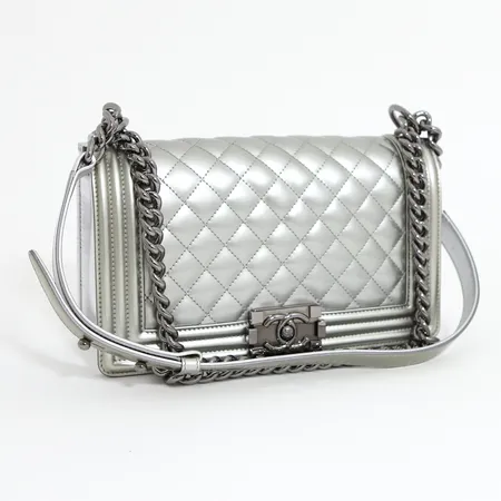 Väska Chanel Boy Bag 2014, ca. 25x16x7cm, snr: 19441292, silverfärgat lackläder med beslag i svartfärgad metall, dustbag samt låda, nyskick