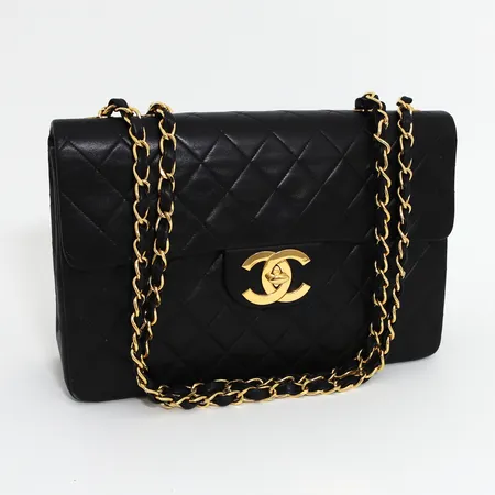 Väska Chanel Jumbo XL Maxi Classic Flap bag, ca. 34x22x9,5cm, svart läder med förgyllda detaljer, med tillhörande certifikat numrerat 2373278, från 1991-94, lättare bruksslitage, inga övriga tillbehör