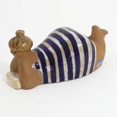 Figurin Beata, formgivare Lisa Larsson för Gustavsberg, ur serien ABC-flickorna, i produktion mellan 1958-73, höjd ca 9cm, längd ca 19cm, signerad L.L  