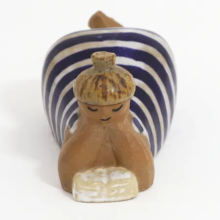 Figurin Beata, formgivare Lisa Larsson för Gustavsberg, ur serien ABC-flickorna, i produktion mellan 1958-73, höjd ca 9cm, längd ca 19cm, signerad L.L   Vikt: 0 g