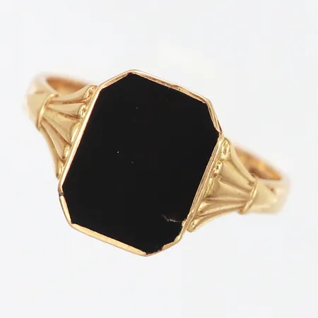 Klackring med Onyx, stl: 22½, bredd: 3-15mm, nagg på sten, gravyr, 18K Vikt: 6,1 g