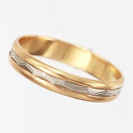 Ring mönstrad vitguldsdekor, stl 18¼, bredd: 4mm, gravyr, 18K Vikt: 2,9 g