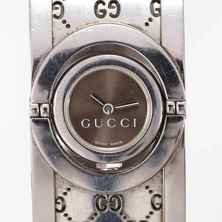 Armbandsur, Gucci Twirl, stål, inre omkrets 15cm, bredd 23mm, batteribyte krävs 