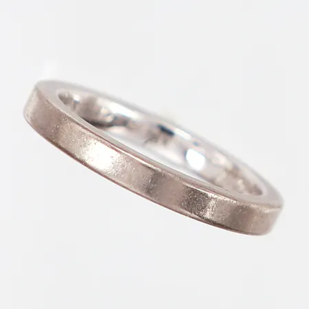Ring slät vitguld, stl 15½, bredd: 2mm, gravyr, 18K Vikt: 4 g