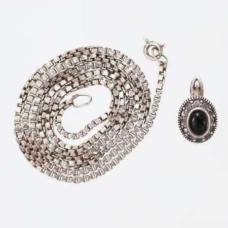 1 kedja defekt, 1 udda örhänge, silver 925/1000 Vikt: 12,7 g