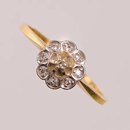 Ring, diamanter 9x ca 0,01ct, Ø17, bredd:7mm, 18K 2,2g.