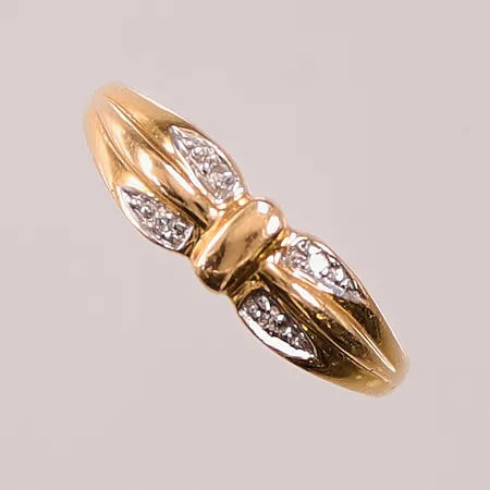 Ring diamanter 4x ca 0,005ct, Ø17, något skev skena, 18K 1,6g.
