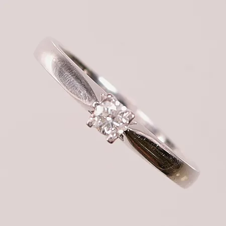 Ring, briljantslipad diamant 0,20ct enligt gravyr, Ø19½, bredd:4mm, gravyr, Guldfynd, vitguld 18K 5,6g.