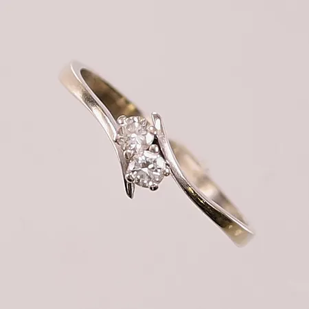 Tvillingring, diamanter 2x ca 0,08ct, Ø17½, bredd:5mm, vitguld 18K 1,9g.