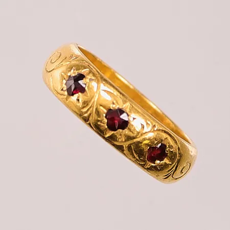 Ring, Ø16½, bredd:5mm, röda stenar, gravyr, 23K 7,6g.