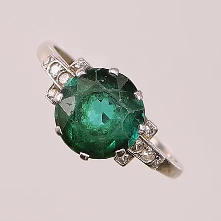 Ring, diamanter 10x ca 0,01-0,02ct, Ø18¼, bredd:10mm, grön sten, slitna facetter, gravyr, 18K 4,7g.