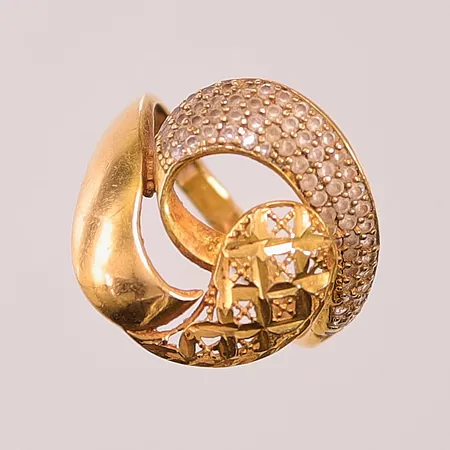 Ring, Ø18, vita stenar, något skev, 21K 4,4g.