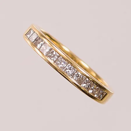 Alliansring, 11x princesslipade diamanter totalt 0,50ctv enligt gravyr, Ø16½, bredd:3mm, 18K 3,5g.
