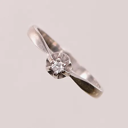 Ring, diamant ca 0,04ct, Ø16, bredd:4mm, vitguld 18K 2,2g.