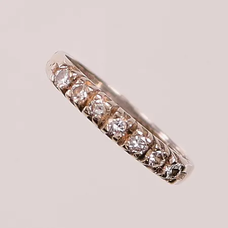 Ring, diamanter 7x totalt 0,35ctv enligt gravyr, Ø17½, bredd:2mm, 18K 2,4g.
