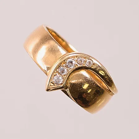 Ring, 5x diamanter totalt ca 0,10ctv, Ø17, bredd:5-10mm, gravyr, 18K 5,8g.