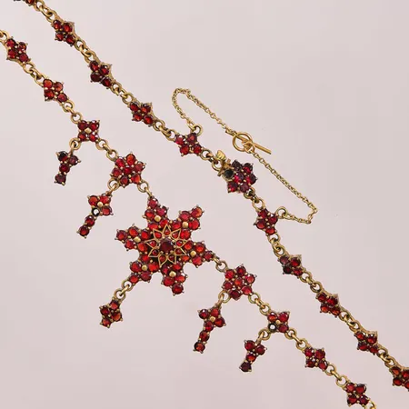 Collier, granater, 41cm, saknar 2 stenar, oädel metall. Vikt: 0 g