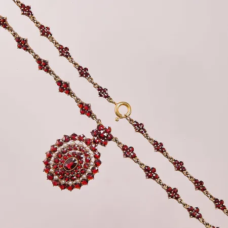 Granatcollier, fröpärlor, 43cm, bredd:7mm, hängande del 37x25mm, lås i oädel metall, 830/1000 Silver 20,9g.