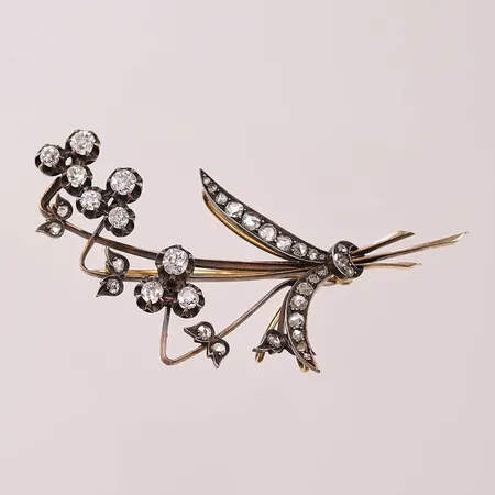 Brosch "blomma", 9x gammelslipade diamanter ca 0,10-0,20ct, 28x rosenslipade ca 0,02-0,06ct, 67x43mm, fattningar i silver, 14K 13,9g.
