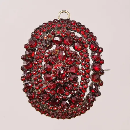 Hänge/brosch, granater, 41x32mm, oädel metall.