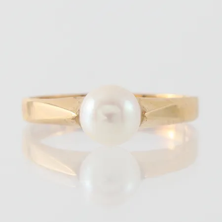 Ring med pärla, storlek 17 mm, bredd 2-6.2 mm, 18k. Vikt: 2,4 g