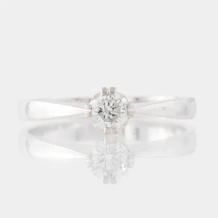 Ring vitguld med solitär naturell diamant på 0.26 ct enligt inskription, Gustav Dahlgren & Co Malmö1993, storlek 16 ½ mm, bredd 2.3-4.8 mm, 18k. Vikt: 2,5 g