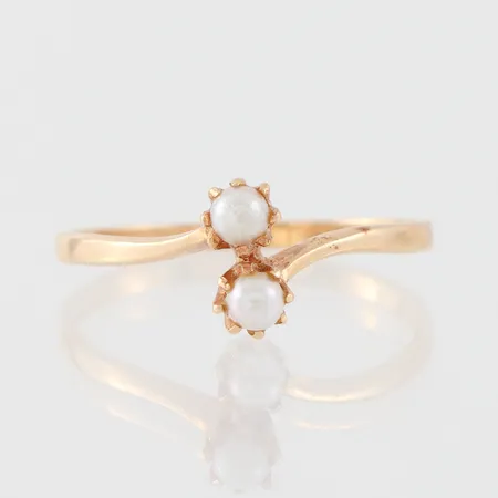 Ring med 2 st pärlor, Victor Janson Lindesberg, storlek 17 mm, bredd 1.5-7.7 mm, 18k. Vikt: 1,6 g