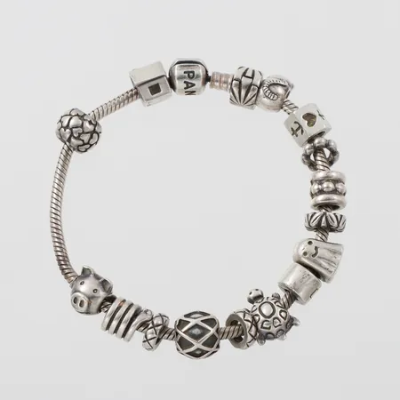 Pandora, armband med 15 st berlocker, längd 19 cm, bredd 2.8-7.9 mm, silver. Vikt: 55 g