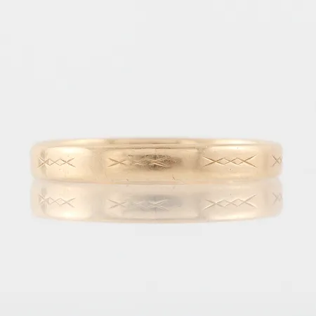 Ring mönstrad, gravyr, storlek 18 mm, bredd 2.7 mm, 18k. Vikt: 2 g