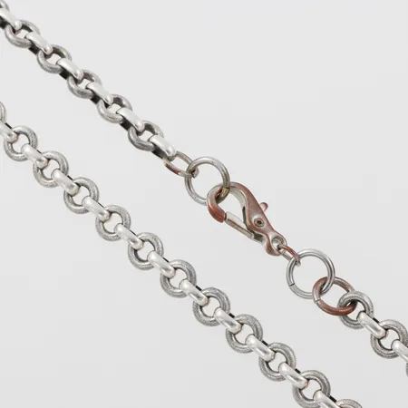 Collier längd ca 48 cm, bredd 2.9-10 mm, silver (låset metall). Vikt: 78 g