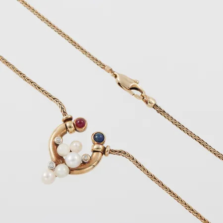 Collier med Rubin Safir och Diamanter, längd ca 42 cm, bredd 1.6-25 mm, 14k. Vikt: 13,5 g