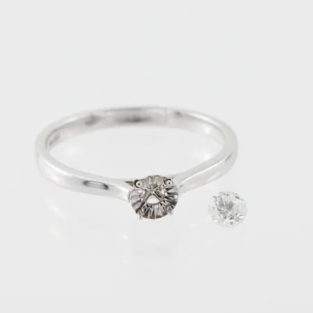 Ring vitguld med diamant (diamanten lös), Guldfynd AB, storlek 19 mm, bredd 2.2-5.2 mm, 18k. Vikt: 3,3 g