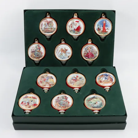 Walt Disney 12 st julgansdekorationer i porslin, Stefan Lindahl Collection för Fyrklövern, höjd ca 11 cm, ligger i 2 st originaletuier. Skickas med postpaket.